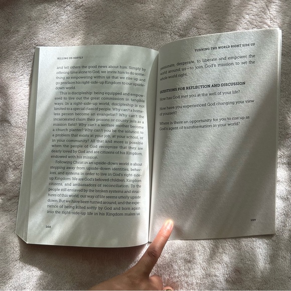 Killing Us Softly : Reborn in the Upside-Down Image of God by Efrem Smith (2017) - Picture 6 of 7